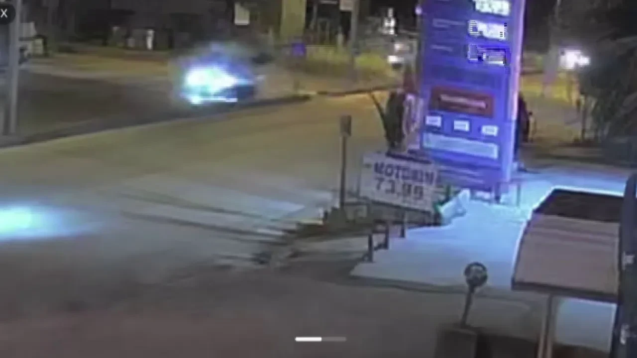 Motosiklet, otomobille çarpıştı! 2 kişi metrelerce havaya uçtu