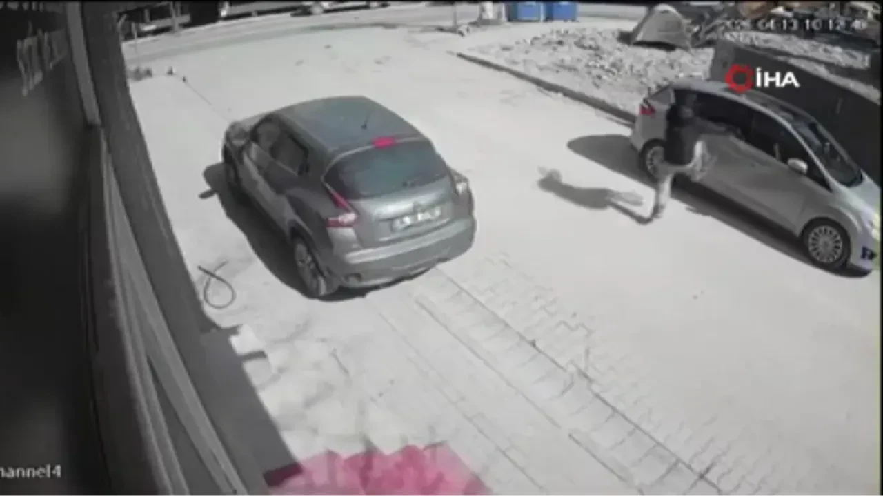Önce tekmeledi, sonra kaçtı: Avcılar'da park halindeki araçlara saldıran şahıs yakalandı!