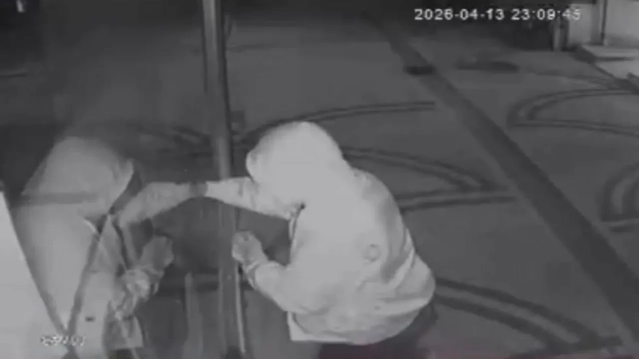 Ordu'da telefon hırsızlığı kamerada! Kırıp hepsini götürdü
