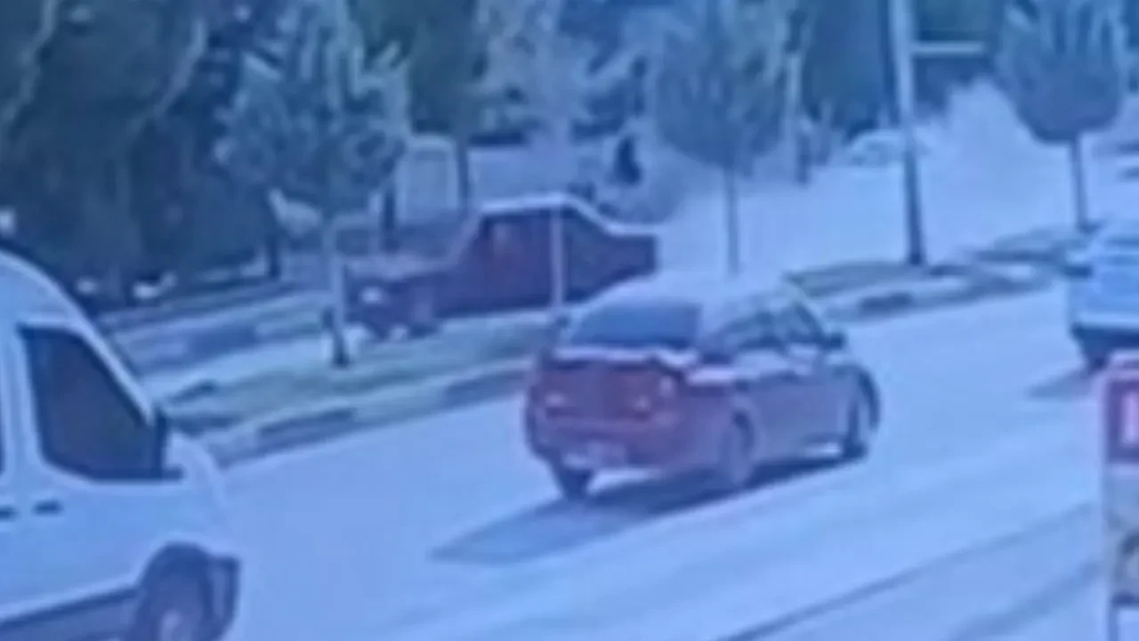 Otomobil kaldırımdaki öğrencilere çarptı! Diyarbakır'daki feci kaza kamerada