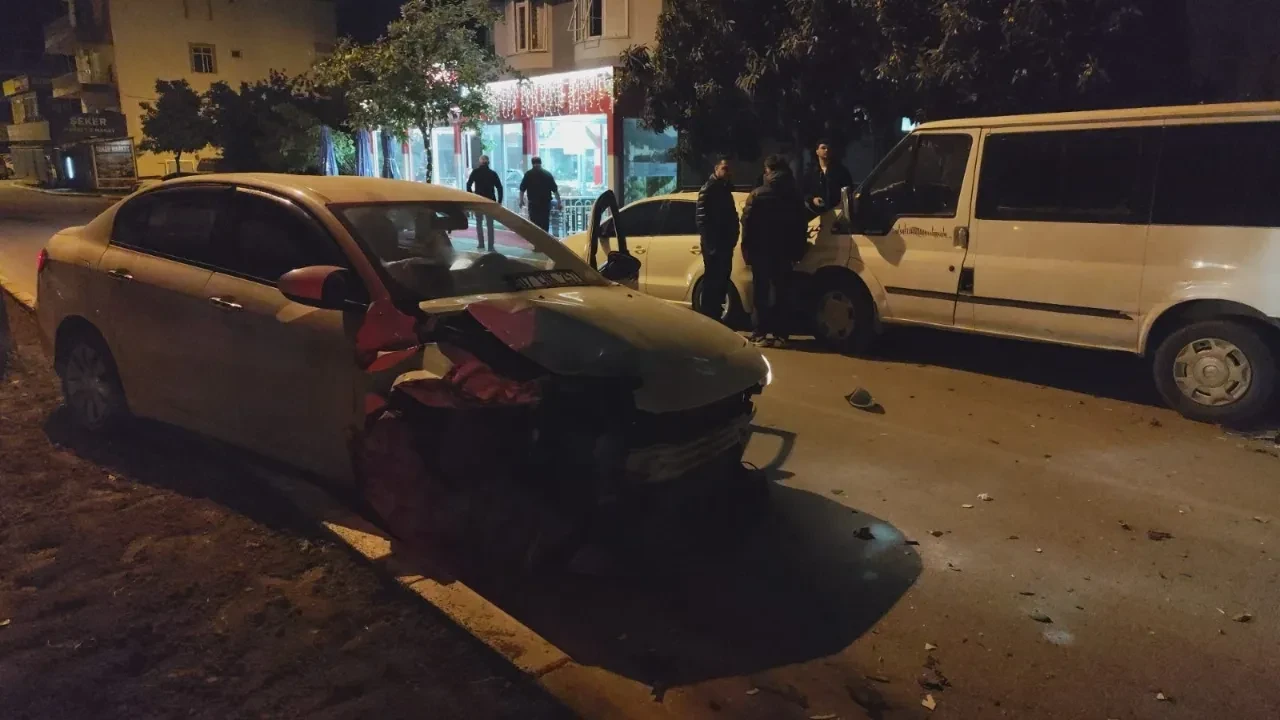 Park halindeki 3 aracı hurdaya çevirdi, 3.41 promil alkollü çıktı