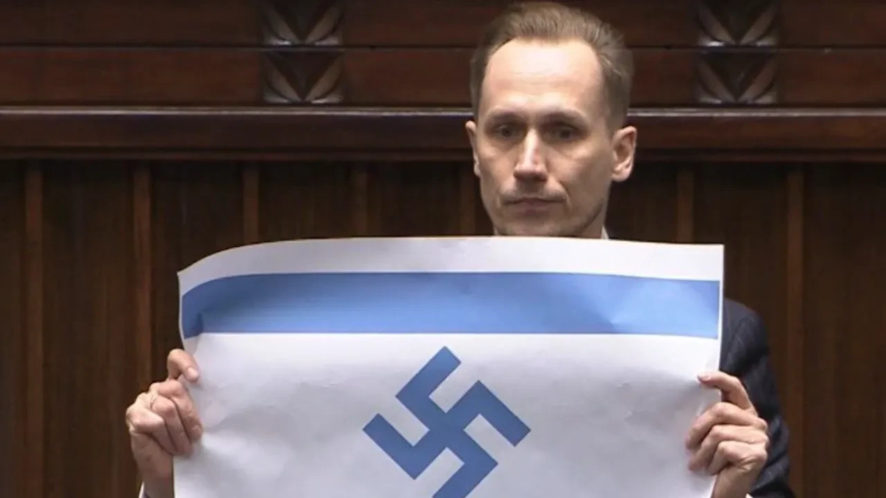 Polonya Parlamentosu'nda şok eylem! Milletvekili Nazi sembollü İsrail bayrağı açtı
