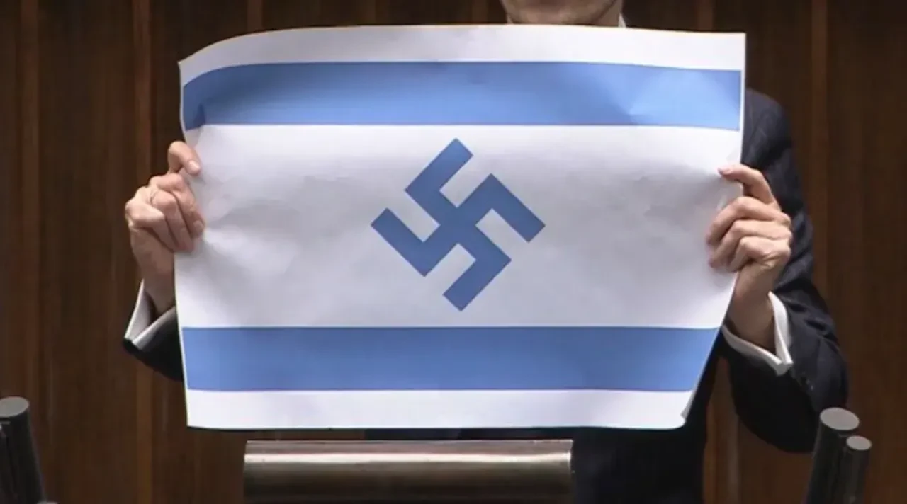Polonya Parlamentosu'nda şok eylem! Milletvekili Nazi sembollü İsrail bayrağı açtı