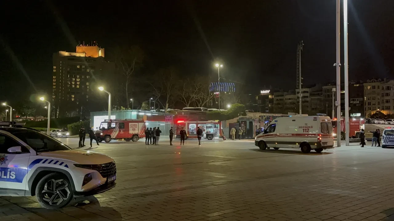 Taksim'de korkutan anlar! Metrodan dumanlar yükseldi, kullanıma kapatıldı