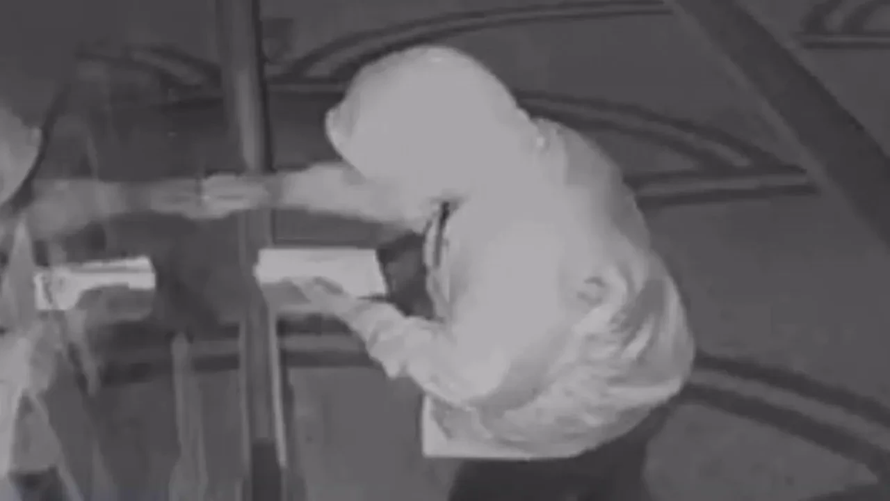 Taşla camı kırdı, telefonları böyle çaldı! Ordu'da hırsızlık güvenlik kamerasında