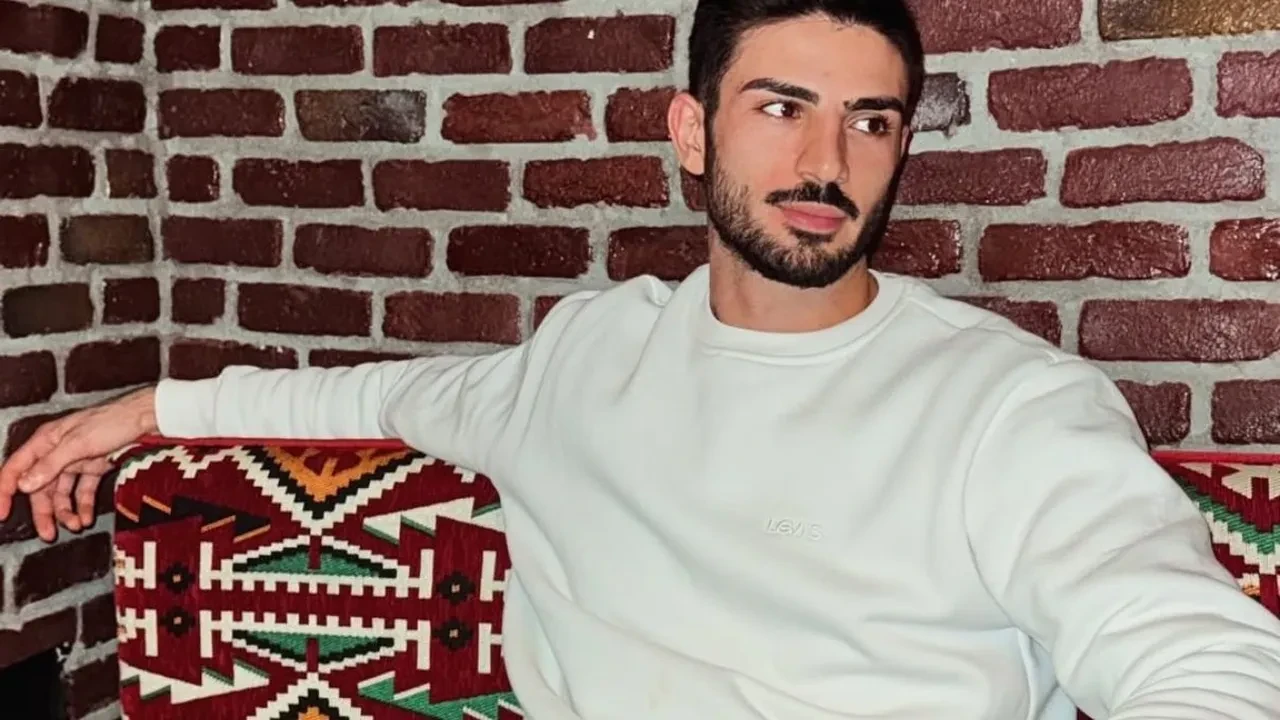 Yakışıklı Mısırcı Alper Temel İstanbul’da nerede mısır satıyor? Yakışıklı Mısırcı Alper Temel sosyal medya hesapları nedir?