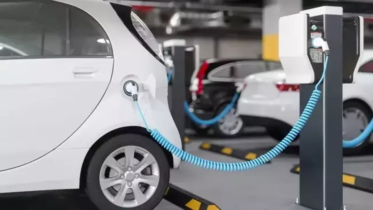 Akaryakıt fiyatları artınca tüketiciler çareyi elektrikli araçlarda buldu! Avrupa'da rekor artış