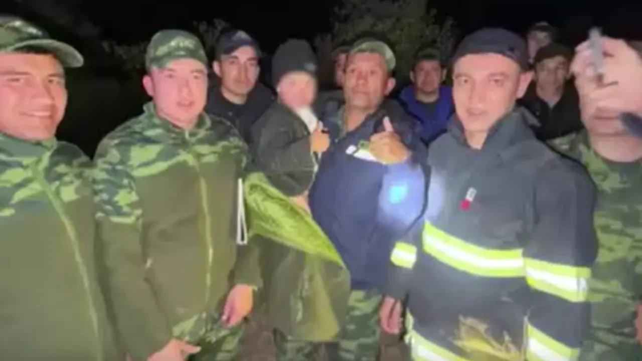 Akılalmaz olay! 4 yaşındaki çocuklarını dağın zirvesinde bıraktılar