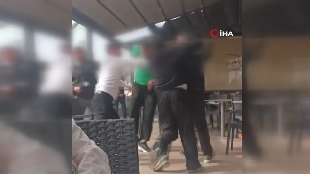 Ankara’da gençler birbirine girdi! Tartıştığı yaşıtını darp eden çocuk kamerada