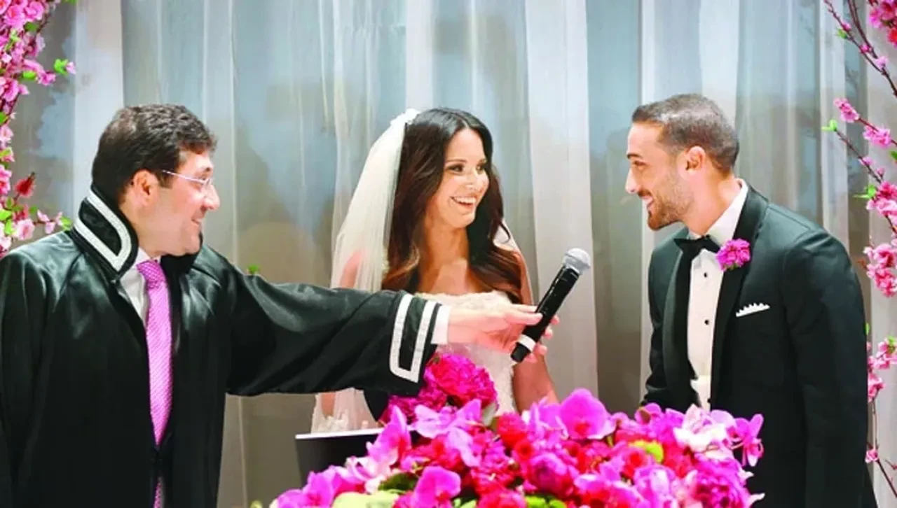 Cenk Tosun’dan eşine romantik jest! Çorabına adını yazdırdı