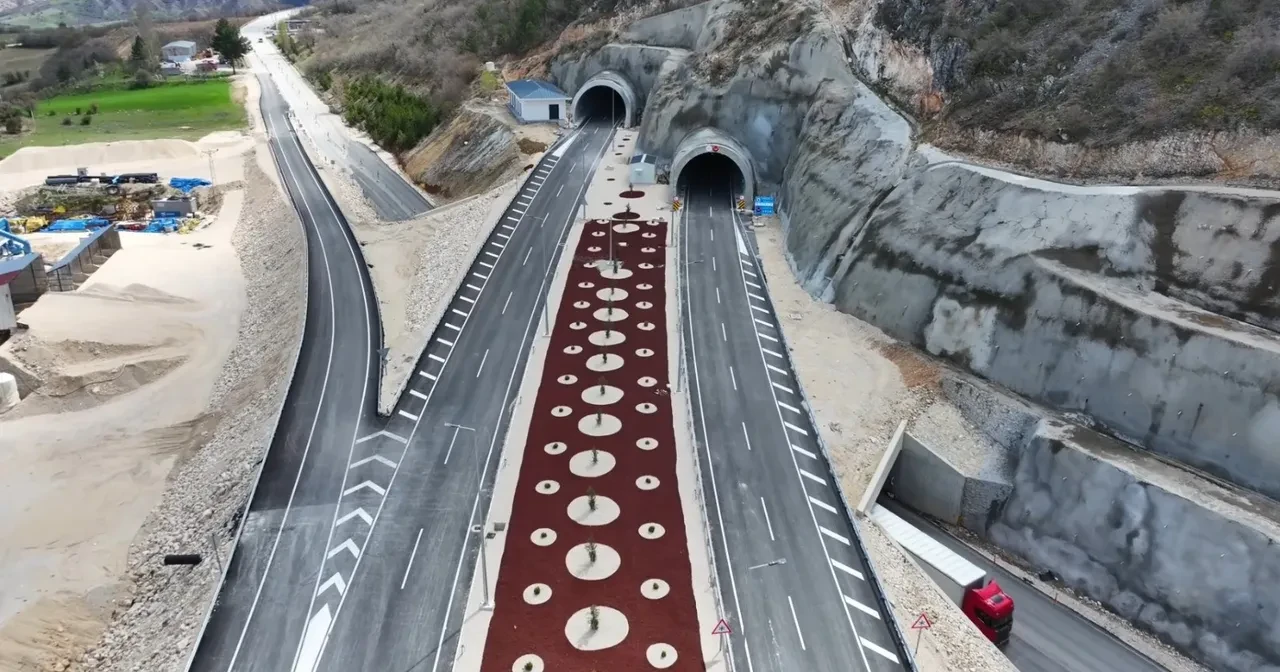 Çorum-Laçin hattında yeni dönem! Bakan Uraloğlu duyurdu: 'Yarım saatlik yol 15 dakikaya düştü'