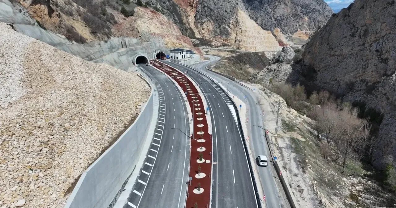 Çorum-Laçin hattında yeni dönem! Bakan Uraloğlu duyurdu: 'Yarım saatlik yol 15 dakikaya düştü'