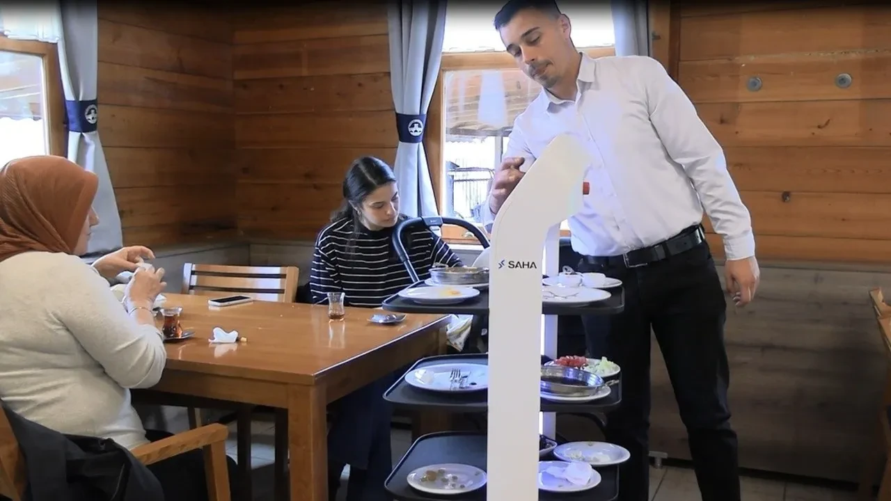 Edirne robot garson ile tanıştı! Çaylar artık ondan soruluyor