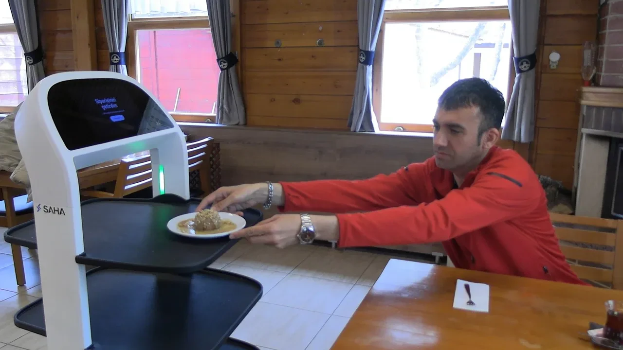 Edirne robot garson ile tanıştı! Çaylar artık ondan soruluyor