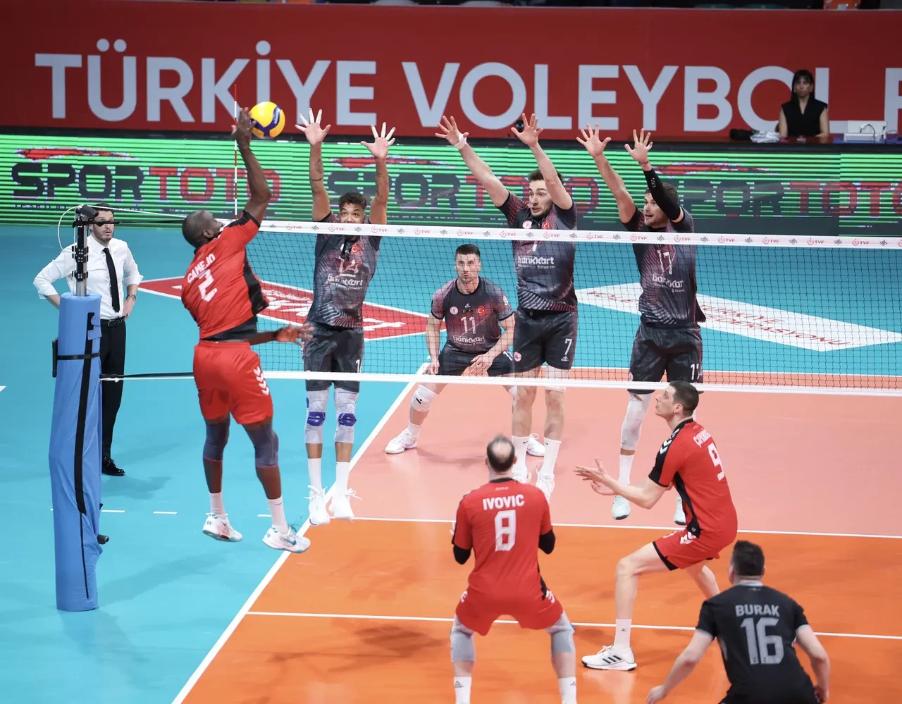 Efeler Ligi'nde finalin adı belli oldu! Ziraat Bankkart ile Galatasaray HDI Sigorta karşılaşacak