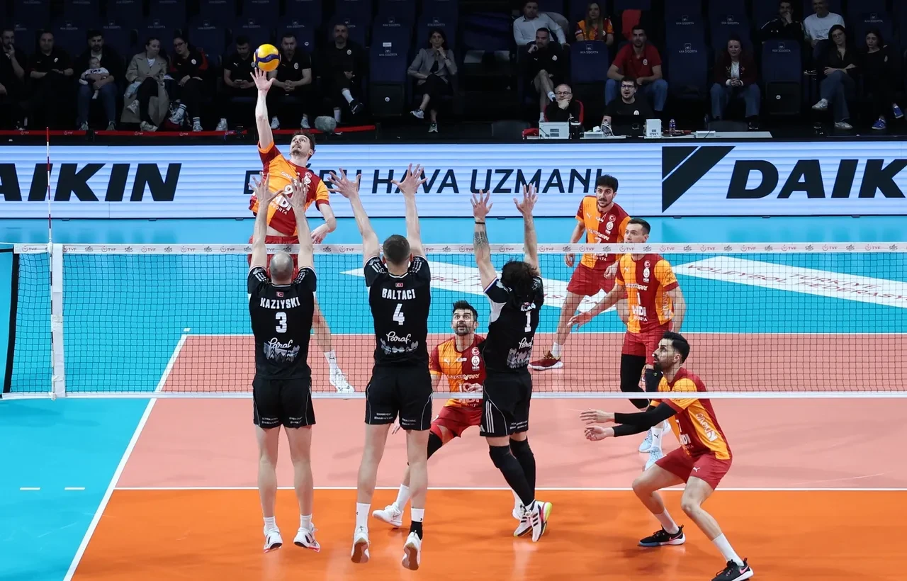 Efeler Ligi'nde finalin adı belli oldu! Ziraat Bankkart ile Galatasaray HDI Sigorta karşılaşacak