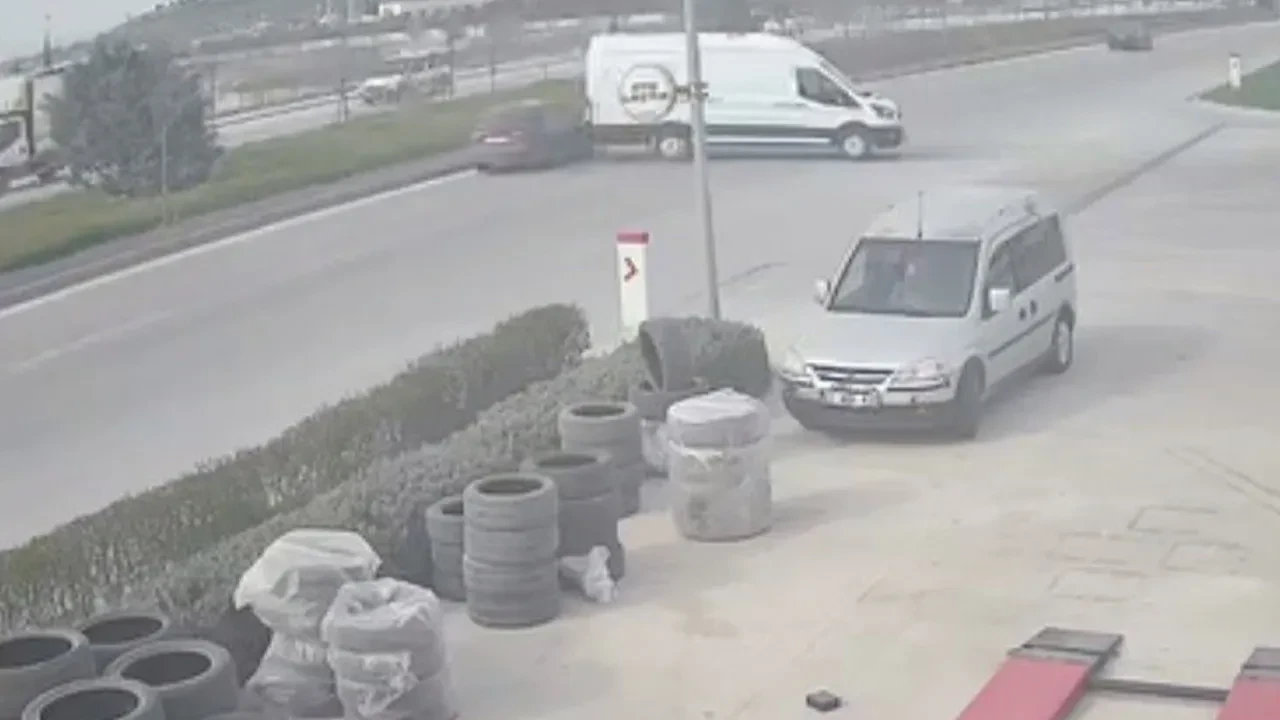 El freni unutulan minibüs geri ilerleyip otomobile çarptı