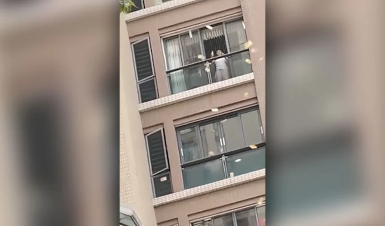 Gökten milyonlar yağdı! Yaşlı kadın paralarını balkonundan saçtı, izdiham oluştu