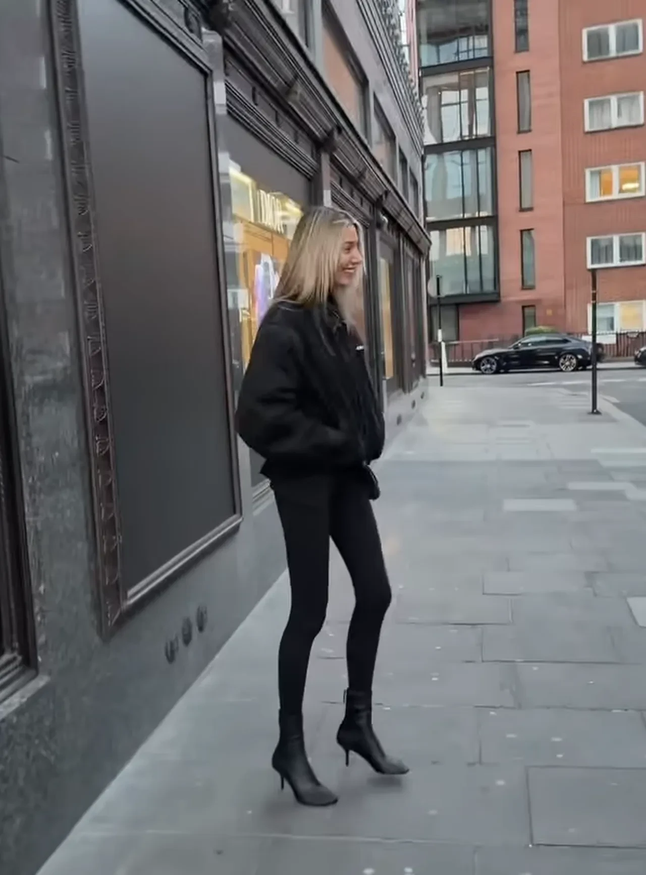 Hakkında yakalama kararı olan Şevval Şahin, Londra sokaklarında dans etti 