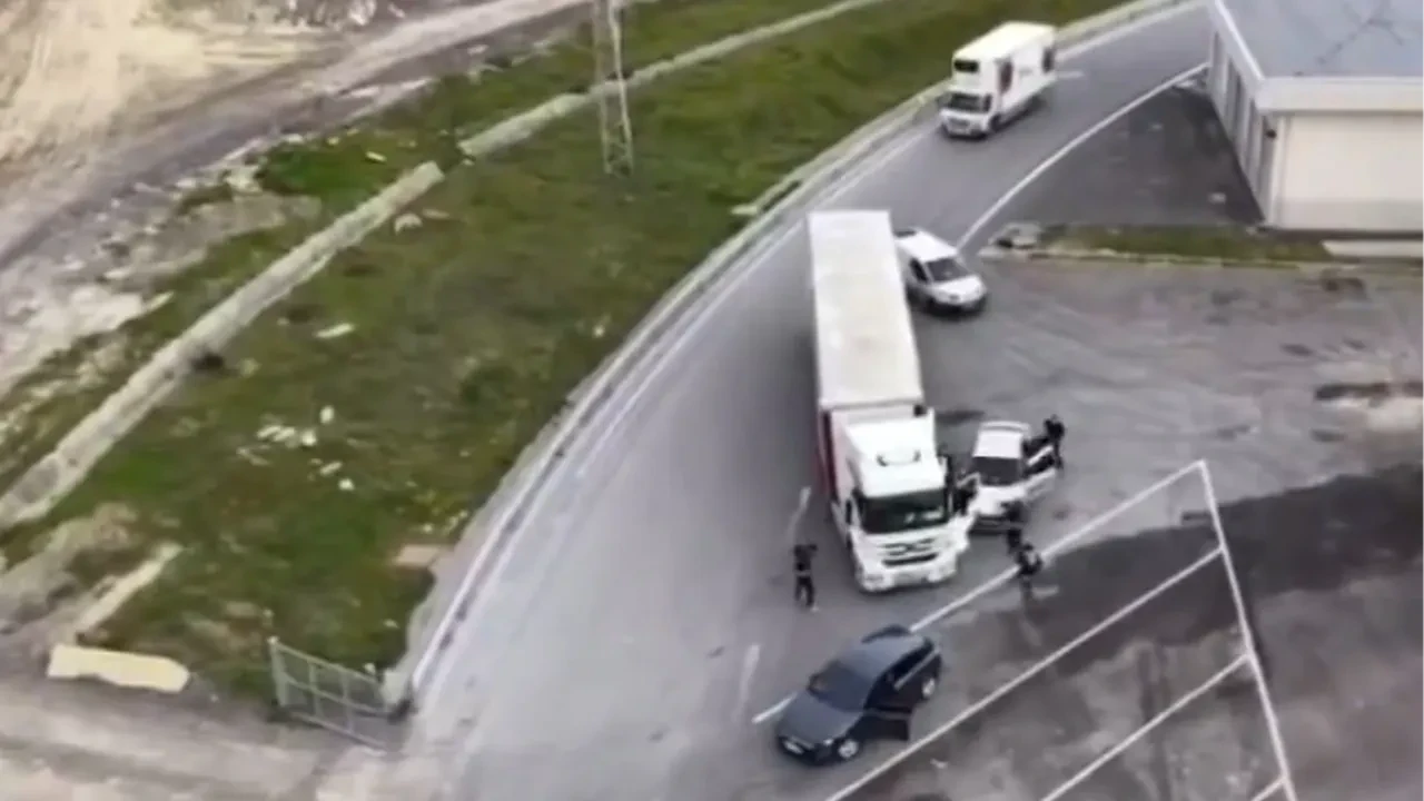 Kaçak sigara taşıyan tıra drone destekli operasyon! Binlerce sigara ve tonlarca tütün ele geçirildi