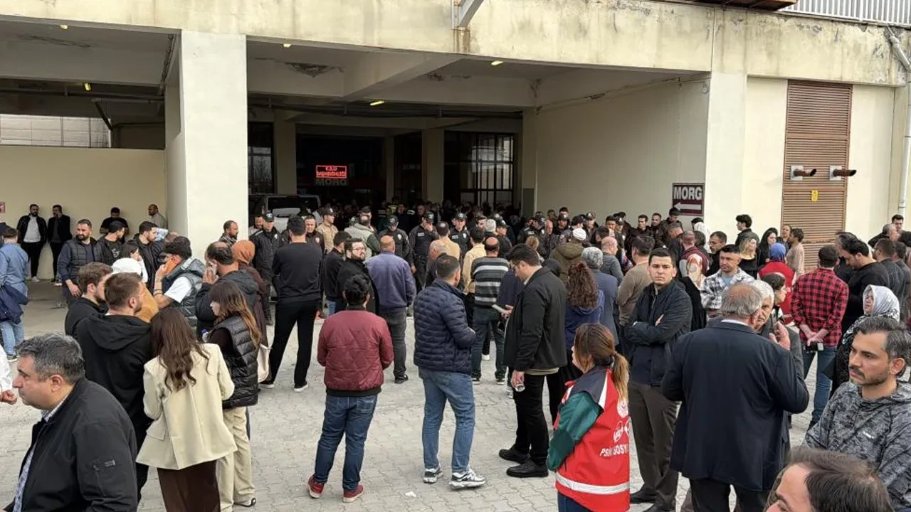 Kahramanmaraş'ta en acı bekleyiş! Aileler okul saldırısında ölenlerin cenazeleri için hastanede