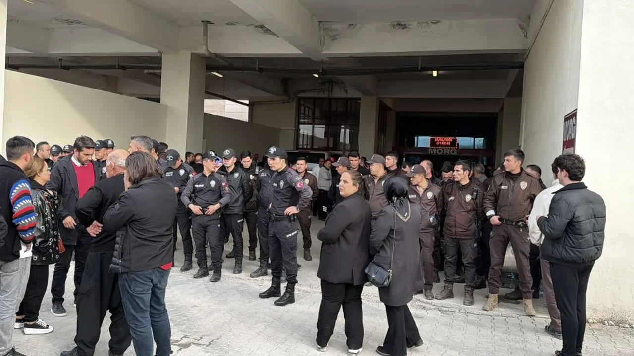 Kahramanmaraş'ta en acı bekleyiş! Aileler okul saldırısında ölenlerin cenazeleri için hastanede