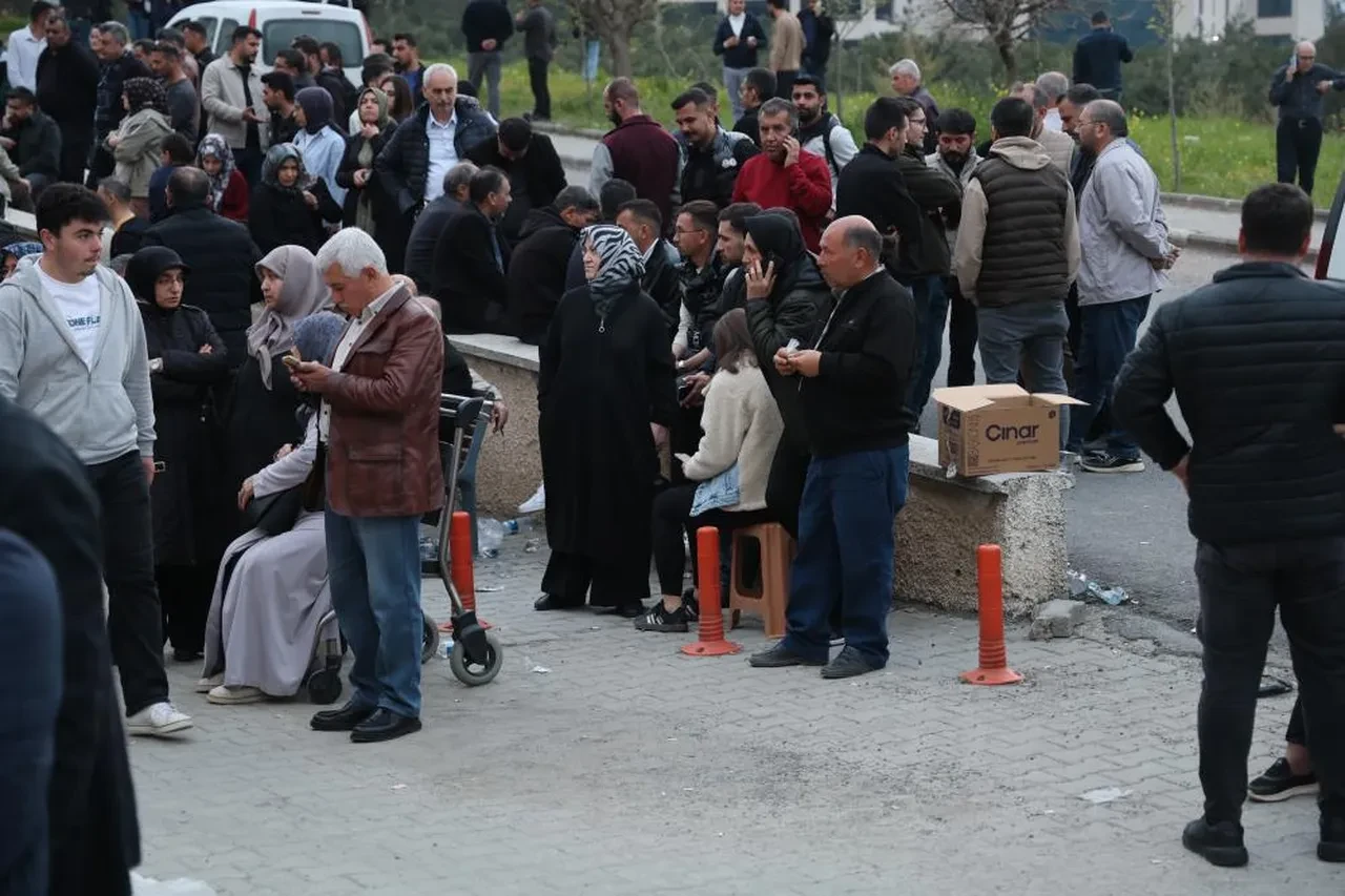 Kahramanmaraş'ta en acı bekleyiş! Aileler okul saldırısında ölenlerin cenazeleri için hastanede