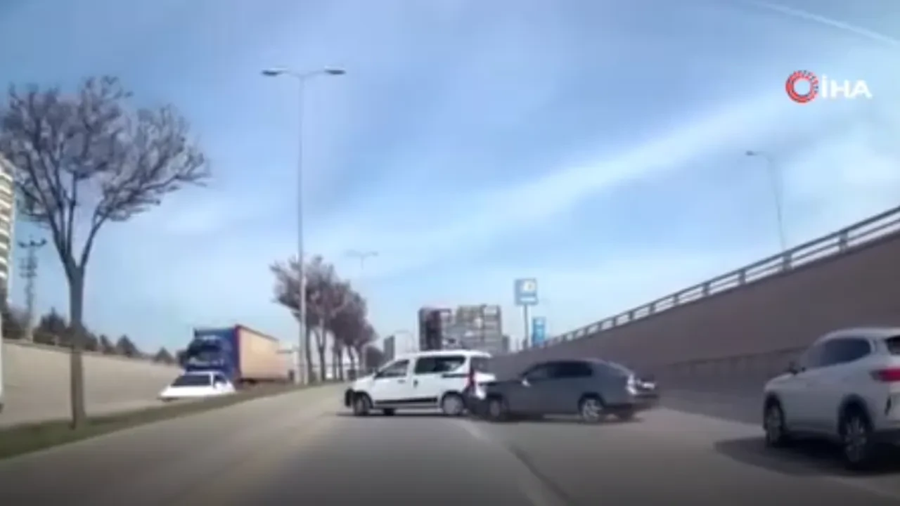 Makas atarak giden otomobil, trafikte dehşet saçtı