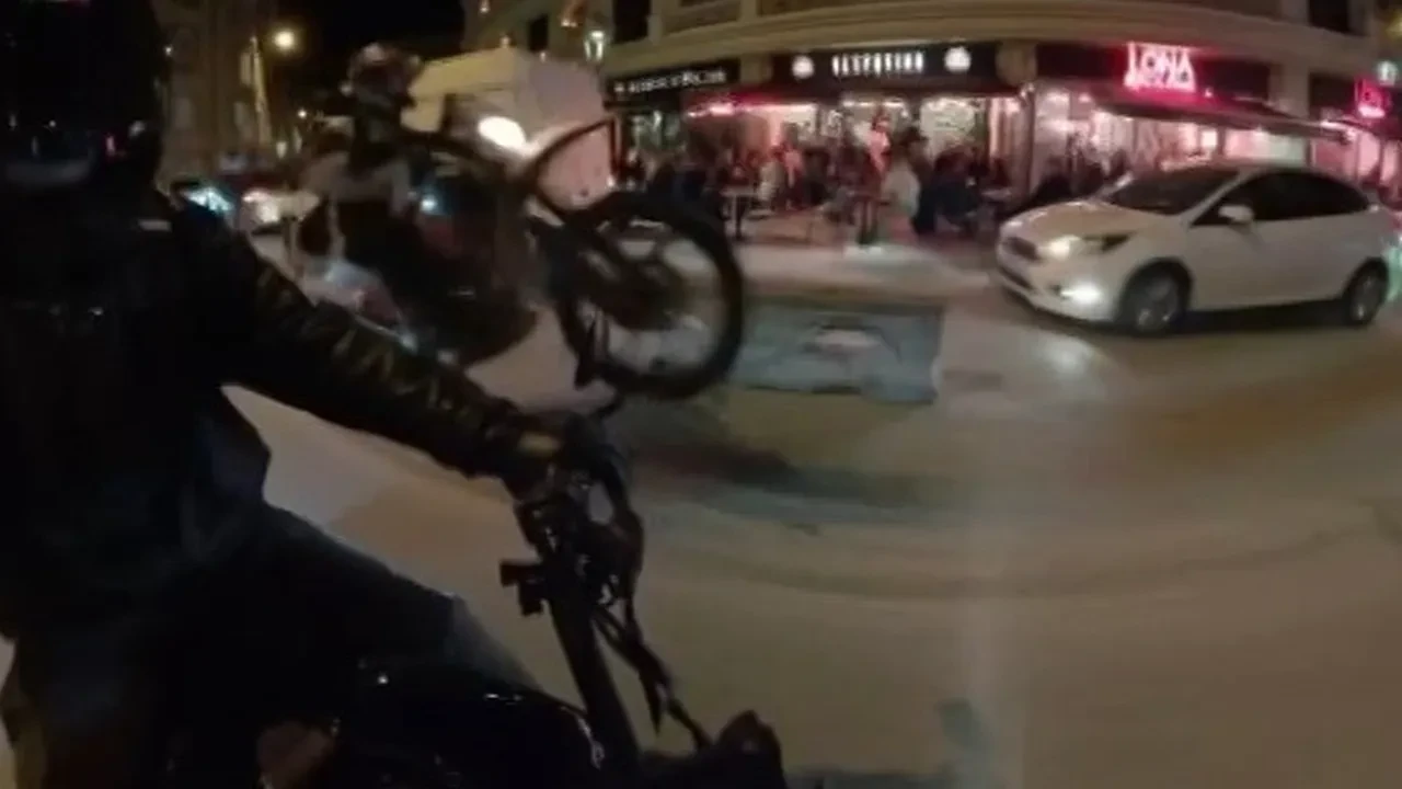 Motosikletin önünü kaldırdı, cezayı yiyince yerine oturdu