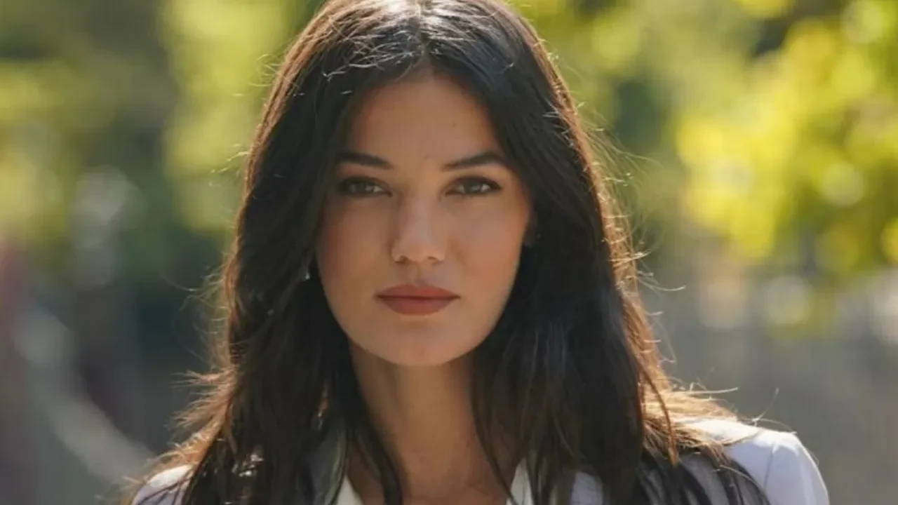 Pınar Deniz’den babasına rest! “Bence herkesin yalnız yaşama hissine ulaşması gerekiyor”