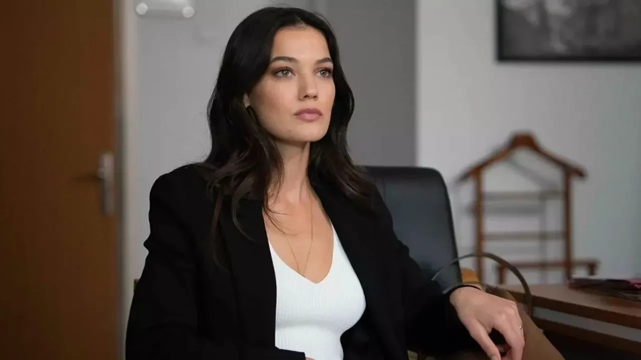 Pınar Deniz’den babasına rest! “Bence herkesin yalnız yaşama hissine ulaşması gerekiyor”