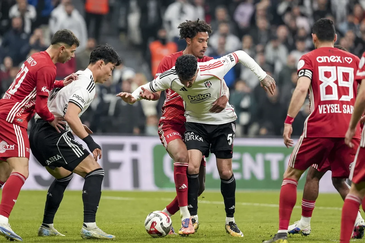 Süper Lig'de yer yerinden oynayacak! Milan peşindeydi Fenerbahçe devreye girdi: Emirhan Topçu sürprizi