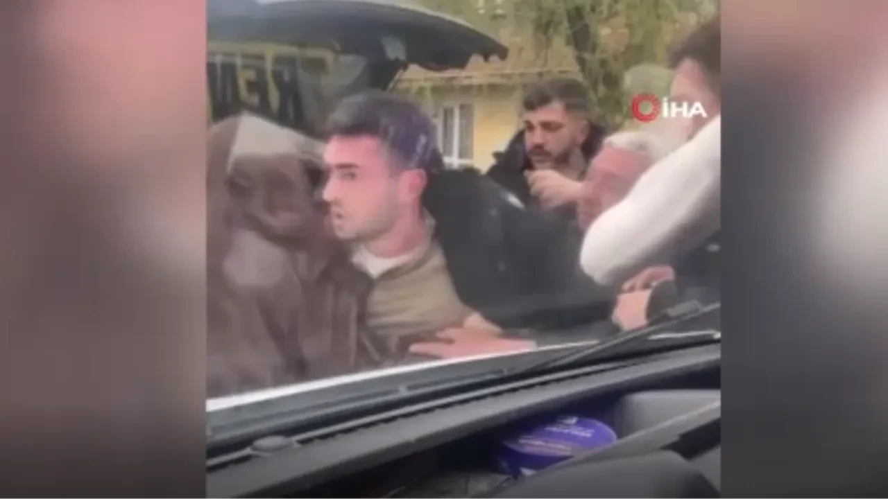 Tartıştığı aracın önünü kesti, kavgada bıçak çekti: Ankara’da korkutan trafik kavgası