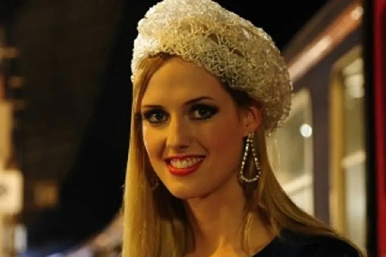 Wilma Elles fotoğraflarını hiç beklemediği yerlerde görünce dünyası başına yıkıldı! Mobilya devini affetmedi 