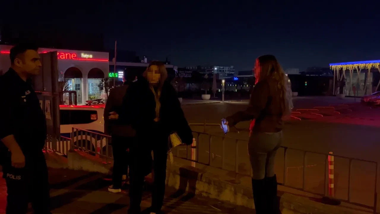 Alkollü genç kızlar ortalığı karıştırdı! Sürücü ve aracına saldırdılar
