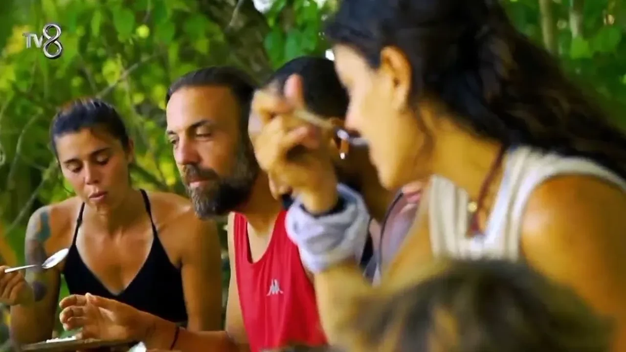 Bayhan’dan olay sözler! Survivor 2026’da Gönüllüler takımına laf taşıyan yarışmacı