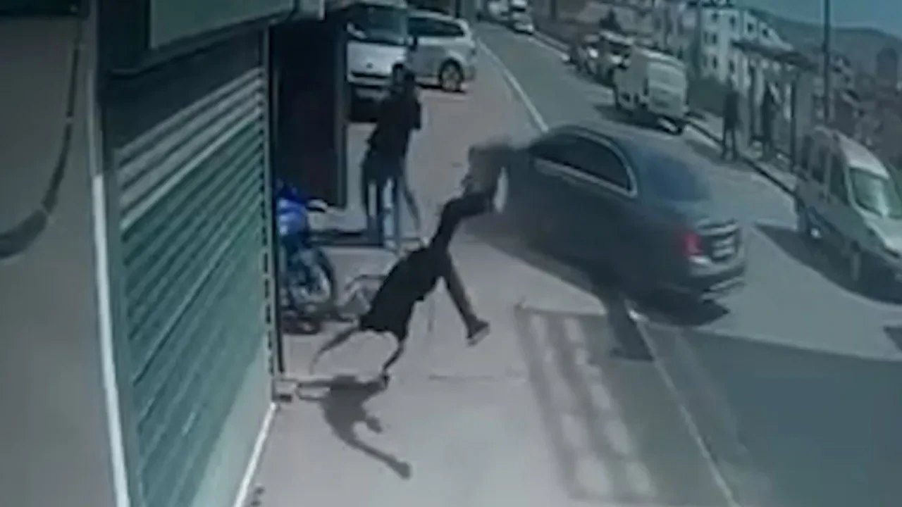 Çocuğunu tehdit eden motosikletliye otomobiliyle çarptı! İşte dehşet anları