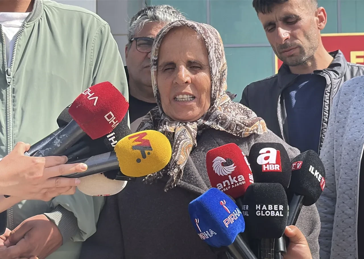 Gülistan Doku'nun annesi adliye önünde kızının katilini işaret etti: Her şeyi oğlu yapmış