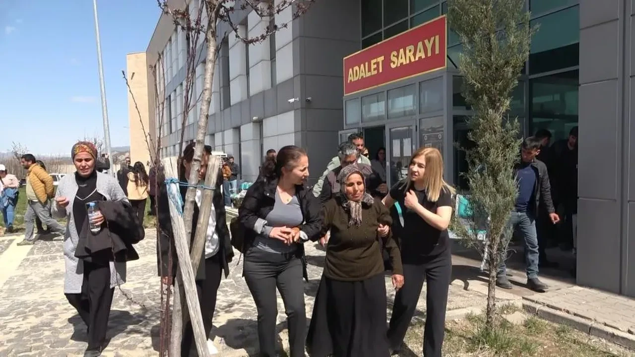 Gülistan Doku'nun annesi adliye önünde kızının katilini işaret etti: Her şeyi oğlu yapmış