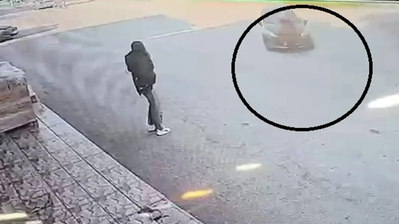 Hatay'da korkutan kaza! Karşıya geçmeye çalışan kadına otomobil çarptı: O anlar kamerada