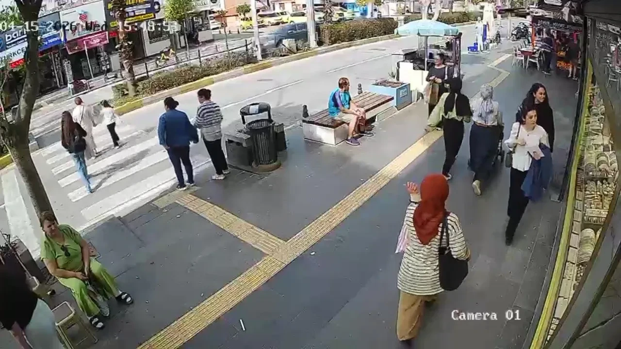 Hem çarptı hem kaçtı: Anne ve kızına çarpan motosikletli kayıplara karıştı!