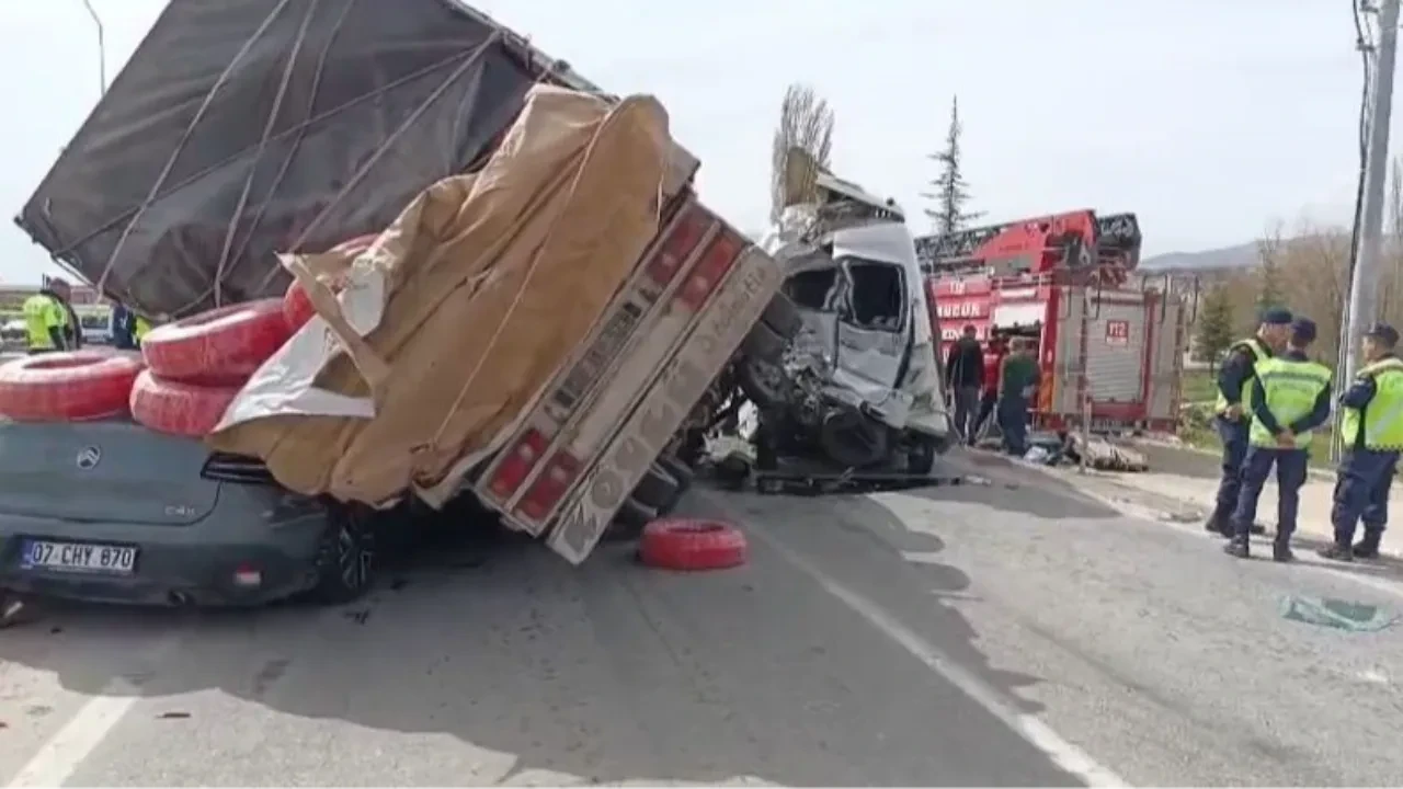 Kamyonet otomobilin üzerine devrildi! 5 kişinin yaralandığı kaza kameralara yansıdı