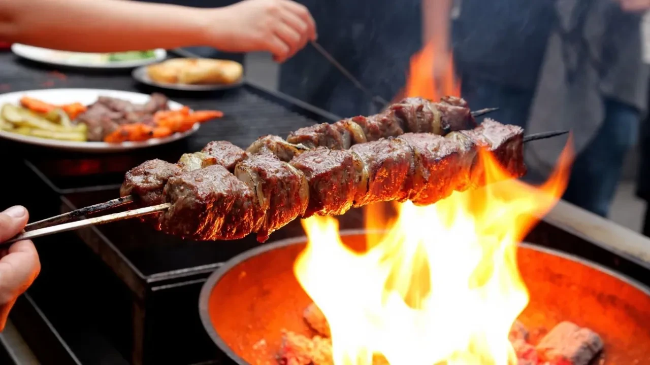 Şiş kebaba 91 bin TL, iki soğuk içeceğe 60 bin TL ödettiler! Herkes şikayetçi