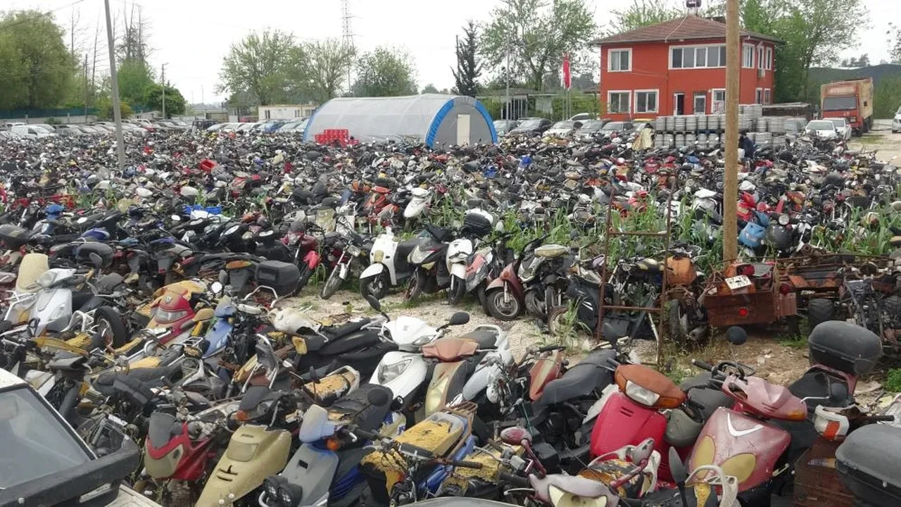 Yediemin otoparkları araç mezarlığına döndü! Milyonluk araçlar da içeride yatıyor