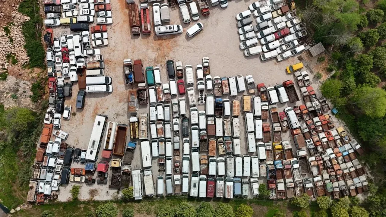 Yediemin otoparkları araç mezarlığına döndü! Milyonluk araçlar da içeride yatıyor