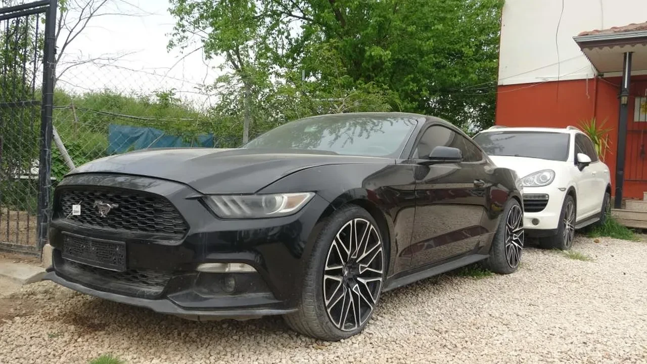 Yediemin otoparkları araç mezarlığına döndü! Milyonluk araçlar da içeride yatıyor