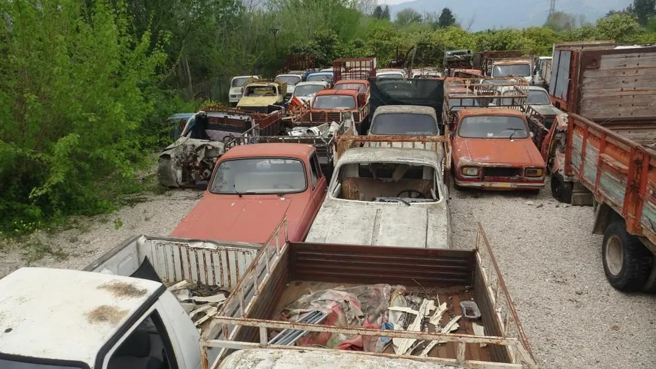 Yediemin otoparkları araç mezarlığına döndü! Milyonluk araçlar da içeride yatıyor