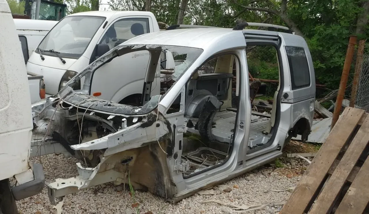 Yediemin otoparkları araç mezarlığına döndü! Milyonluk araçlar da içeride yatıyor