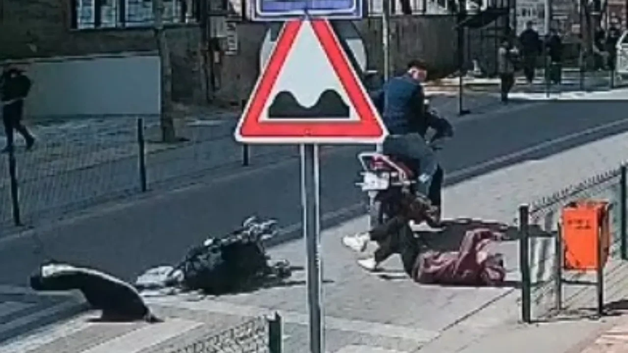 Yolun karşısına geçmek isteyen anne ve çocuğuna motosiklet çarptı! O anlar kamerada