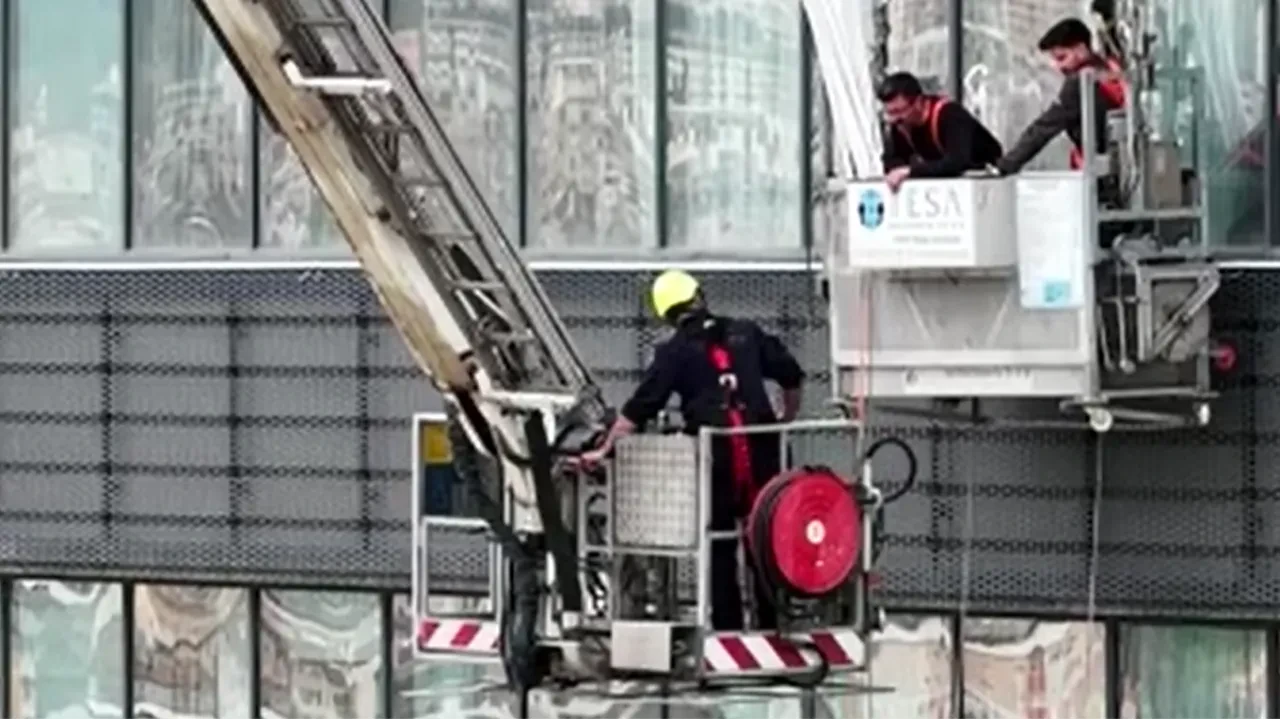 52 metre yükseklikte mahsur kaldılar, itfaiye böyle kurtardı